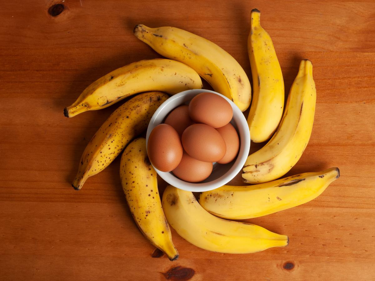 Bananas in a circle wth eggs in the middle