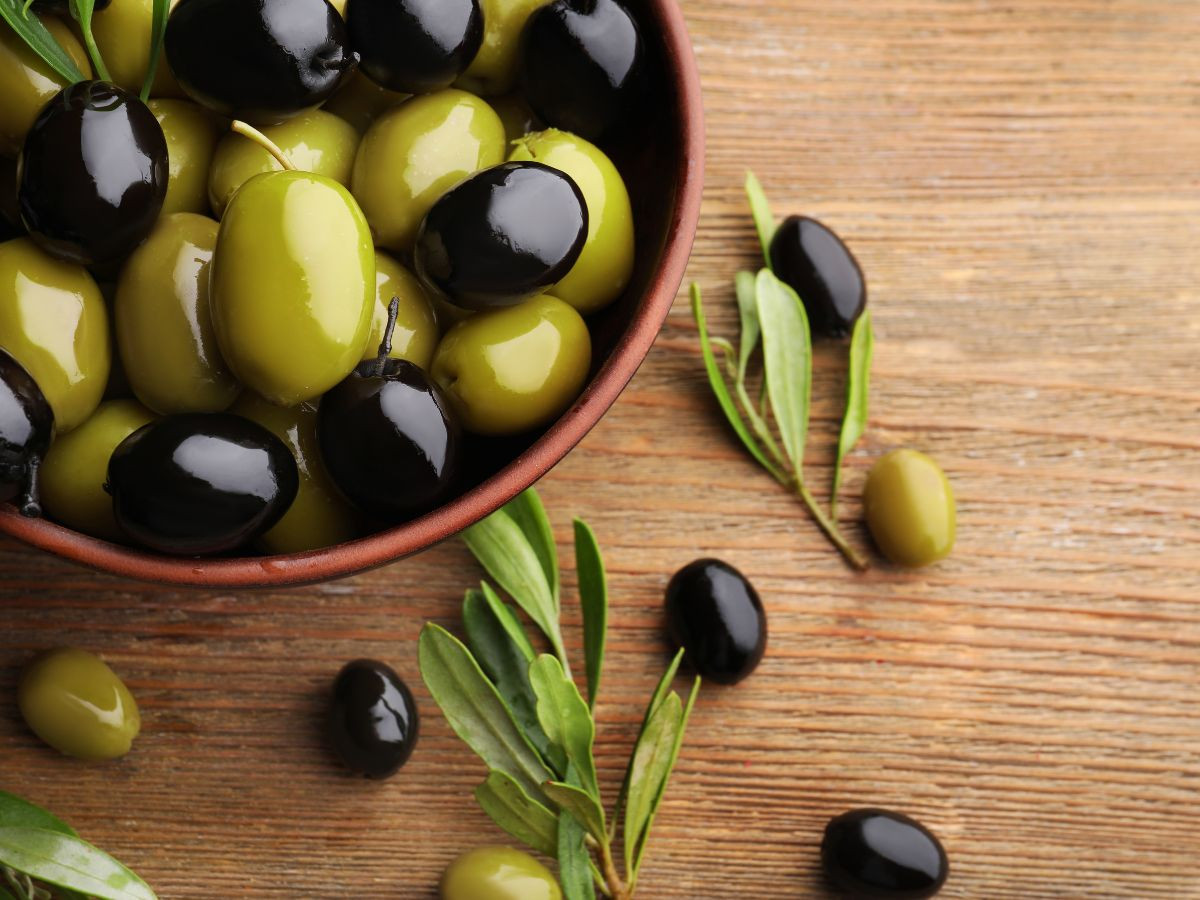Olives, black and green olives